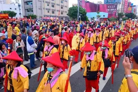 浩天宫妈祖晚间回銮安座 数万信众夹道恭迎图片
