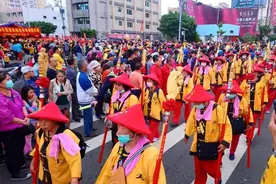浩天宫妈祖晚间回銮安座 数万信众夹道恭迎图片