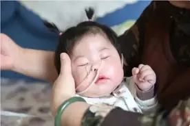 44岁妈妈意外怀二胎，23岁儿子支持生下来，孩子出生后全家人呆滞图片