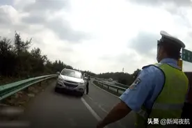 男子遇到交警急忙换驾！为什么无证驾驶？无证司机：显摆呗图片