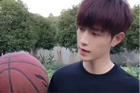 撩妹届的祖师爷：平面模特童锦程失恋，被七个女孩在KTV安慰图片