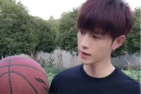 撩妹届的祖师爷：平面模特童锦程失恋，被七个女孩在KTV安慰图片