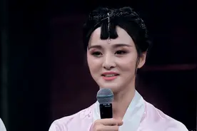 《街舞》骆文博凭颜值走红，生活照撞脸明星，被粉丝称为高仿杨幂图片