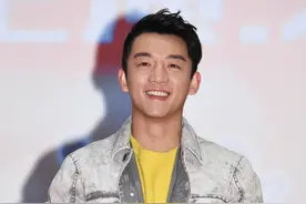 郑恺笑出一口大白牙可爱十足，穿亮色衣服散发阳光气质图片