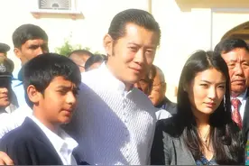 30岁不丹王后罕见露脚趾，穿“夹脚凉鞋”过暑假，惊艳了国王老公图片