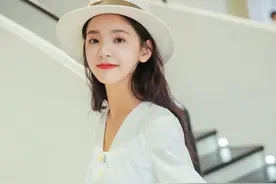 章若楠的显气质穿搭，淡黄的长裙也可以很美图片