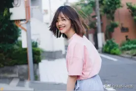 夏天买T恤尽量少买黑白灰，试试这3种“颜色”，显白衬肤还提气质图片