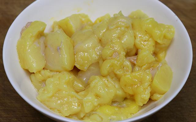 制作步骤:鸡油,香菜,胡萝卜,大葱,洋葱,大蒜,生姜