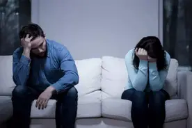 父母离婚，姐妹俩一个跟着爸爸，一个跟着妈妈，15年后差距很明显图片