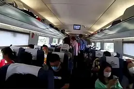 旅客下车抽烟，70万元现金跟着高铁列车跑了！图片