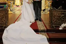 俄罗斯的“王室婚礼”：39岁新娘高调戴钻石王冠，新郎是谁的后代图片