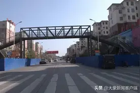 豪横！河南一家长自费百万在校门口架天桥 网友：取个啥名好？图片