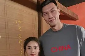 25岁女裁判姓氏稀有，周杰伦曾“偷瞄”她，大方和易建联合照图片