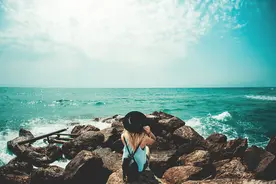 不交心就不会有伤心？感情的伤痛，早已命中注定，逃也逃不掉图片
