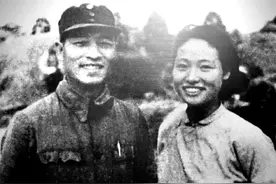 她嫁给了一个盖世英雄，为了儿子改嫁周总理秘书，儿子后成将军图片