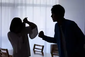 怀疑婚外同居的情人还有别的男人，男子用“十八般武艺”逼问获刑图片