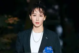 胡静很适合穿西装，口袋塞丝巾成亮点，“外深内浅”法显瘦又高级图片