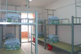 大一新生入学，应该如何选择上下铺，学姐：聪明人是这样选择的图片
