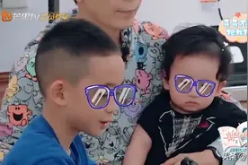 小小春和二胎弟弟的互动，弟弟很配合，外公表示很头大图片