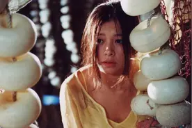 星爷在2001年强势归来，单片票房超成龙一倍，郑秀文成最热女星图片