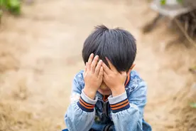 5岁萌娃报警：叔叔，我捡到一个小朋友图片