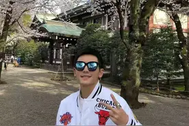 “顶流”张哲瀚疑翻车，在日本神社微笑打卡，争议地点参加婚礼图片