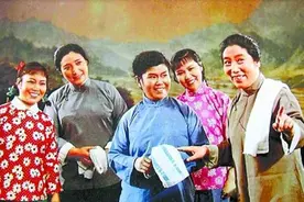 她的一蹦三尺高引发满堂喝彩，让毛主席哈哈大笑，并加以趣味点评图片