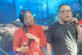 51岁尹相杰近况曝光，与网红同台合唱成名曲，网友调侃：天生一对图片