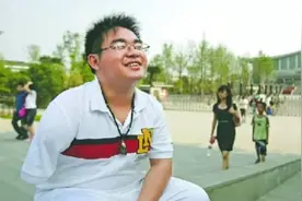 13年前，那个汶川地震中的“可乐男孩”因重伤截肢，如今怎么样了图片