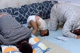 强势宝妈"罚跪"父子三人，穿尿不湿萌娃太抢镜，宝妈哭笑不得图片