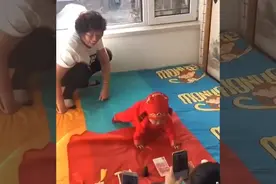 宝宝抓周抓到了“这个”，一旁的奶奶兴奋不已，只是娃有些蒙圈了图片