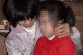 女儿偷偷“夹腿”，被妈妈无意发现，妈妈的做法决定了女儿的人生图片