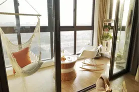 阳台这么布置，既不耽误晾衣服，还能种花喝茶图片