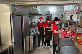 曼玲粥店全国排查，记者走访厦门门店，发现这样图片