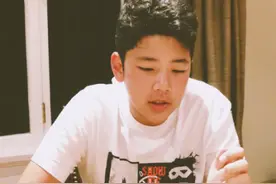 郭涛为儿子石头庆生，小石头变大石头，网友感叹：萌娃变男神图片