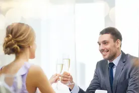 38岁大龄剩女相亲10次被拒，怒骂剩男：我月薪4万，你凭什么不娶图片