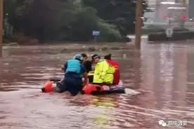 【警徽闪耀抗洪防汛一线】暴雨来袭，他们坚守的身影让人心安…图片