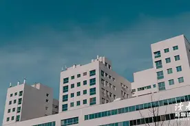 初恋给老公发微信，说梦见他了，我回复，梦你个大头鬼图片