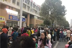 专家“批判”接送孩子现象，希望向日本教育机制看齐，被家长怒怼图片