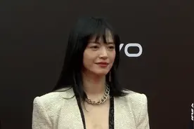 FIRST红毯：姚晨深V大胆又显嫩，黄晓明瘦脱相，被刘昊然秒杀到图片