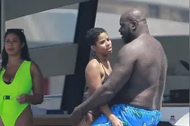 400斤奥尼尔与90斤小女友海边度假！退役后，依旧魅力不减图片