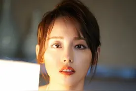女演员张嘉倪身穿抹胸长裙拍摄写真宛如仙子，可以做手机壁纸了图片
