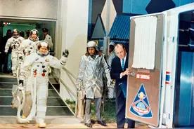 美国登月骗局再起？神十二航天员坐躺椅，他们下登月舱却生龙活虎图片