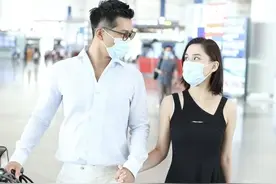 窦骁帅气造型，衬衫+九分裤简洁时髦，与何超莲十指紧扣对视图片