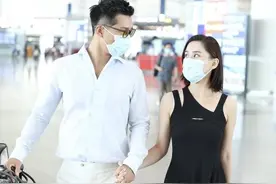 窦骁帅气造型，衬衫+九分裤简洁时髦，与何超莲十指紧扣对视图片