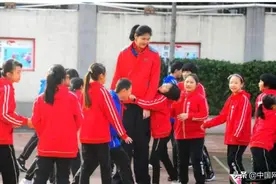 14岁山东女孩身高2米26赶上姚明，独霸篮下轻松超越对手图片