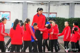 14岁山东女孩身高2米26赶上姚明，独霸篮下轻松超越对手图片