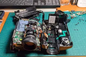 1989年的索尼磁带摄像机内部复杂机构图片