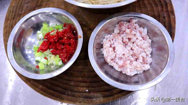 饭店的炒粉条就是好吃，不坨块不粘连，劲道入味，厨师长详解技巧