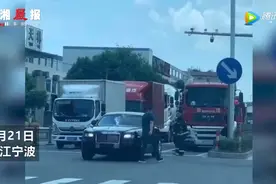 600多万劳斯莱斯被消防车追尾！网友一看车牌：88888图片